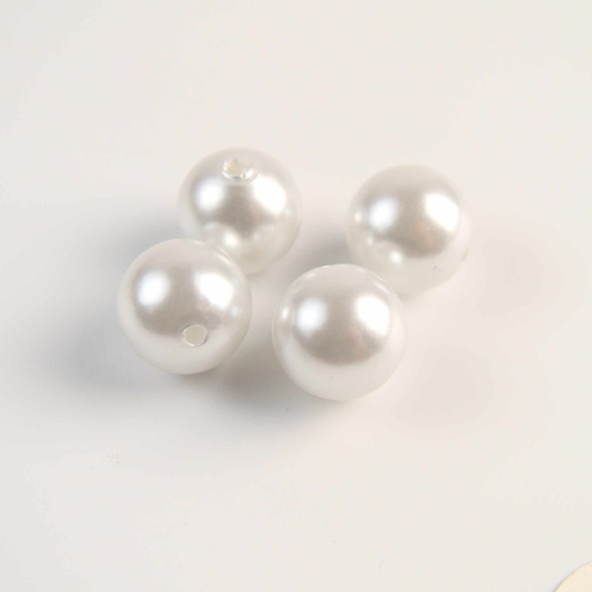 Biele perleťové korálky – 20 mm plastové, vhodné na handmade