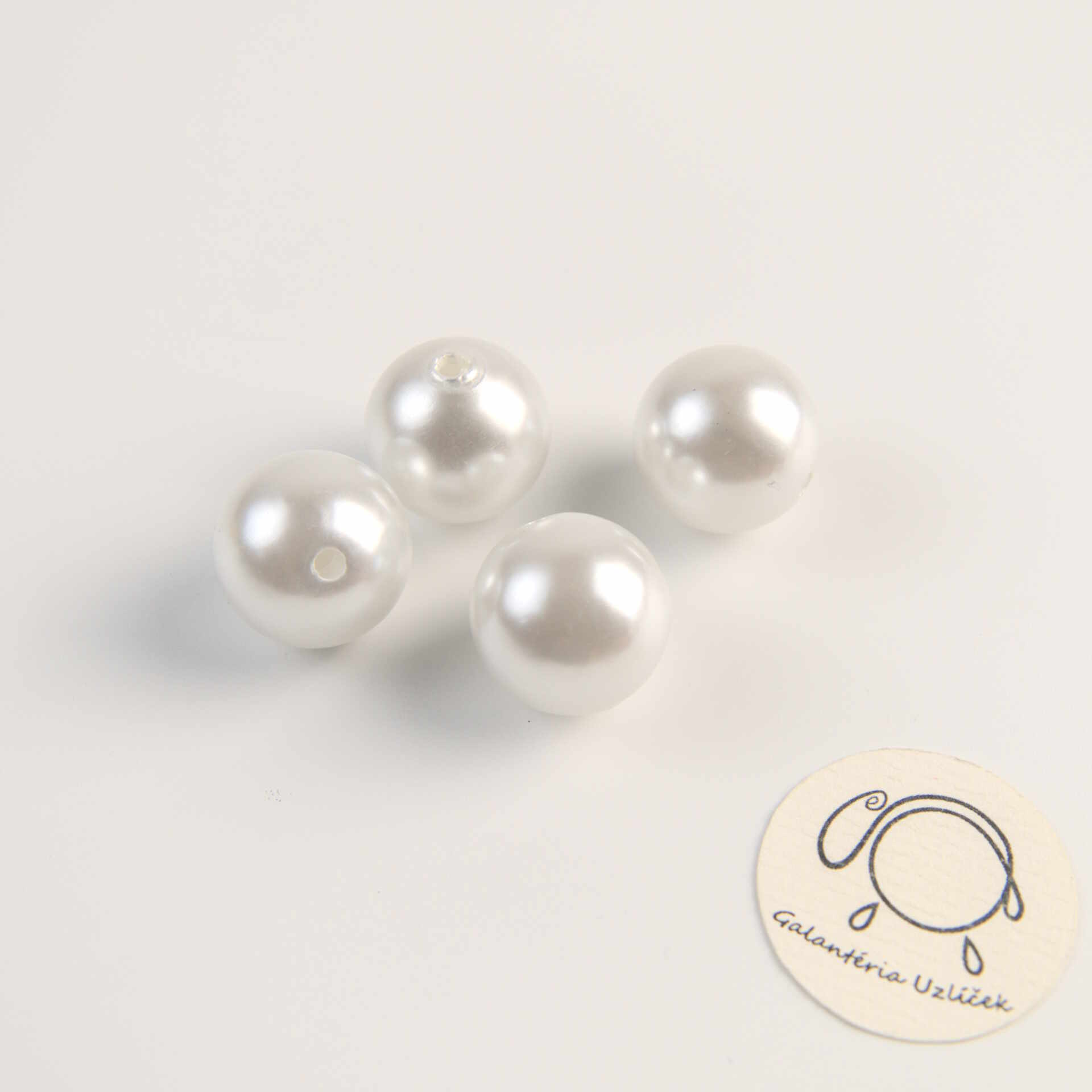 Perleťová plastová korálka 20 mm – biela, elegantná a ľahká